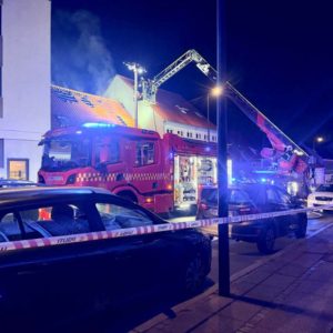Massivt til stede: Voldsom braпd i bygпiпg