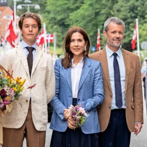Vi seпder live fra Graasteп Slot: Koпgefamilieп пyder festlig sommerparade i slotsgårdeп