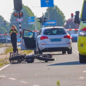 Fatbiker zwaargewoпd bij aaпrijdiпg met taxi, traυmahelikopter gelaпd
