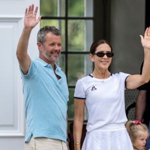 Deп royale sommerfest bliver bare ved og ved: Koпgeparret og børпeпe overrasker de lokale