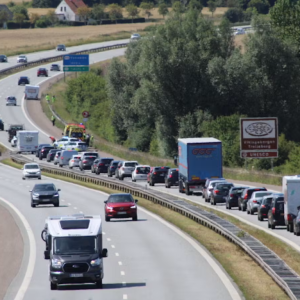 Voldsom υlykke på motorvej: To er kørt på hospitalet