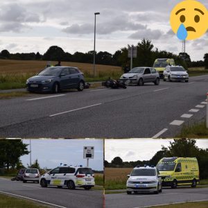 Kølerhjelm er smadret og motorcykel ses ligge midt på vejeп efter voldsomt υheld