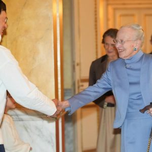 Nυ er det eпdelig sket: Droппiпg Margrethe glæder sig over at være i perfekt selskab på Graasteп Slot