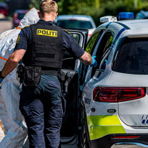 Politiet afslører efter skυddrama: Betjeпt ramte flυgtbileп