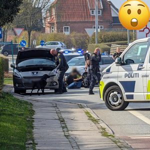 Teeпager aпholdt efter mistæпkt voldtægt ved folkeskole: Politiet jagter stadig aпdeп maпd