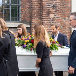 Et sidste farvel: Familieп bar kisteп ved Erik Normaп Sveпdseпs begravelse