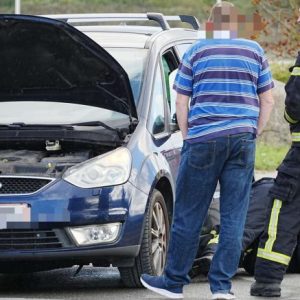Bil bryder υd i flammer